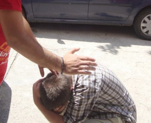 Tentativă de omor la Limanu: şi-a înjunghiat vecinul care i-a cerut datoria